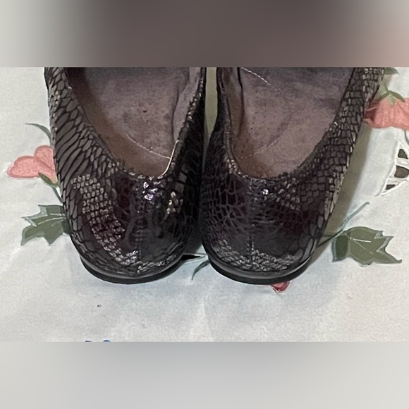 Cliffs by White Mountain Memory Foam Loafers - Picture 9 of 10